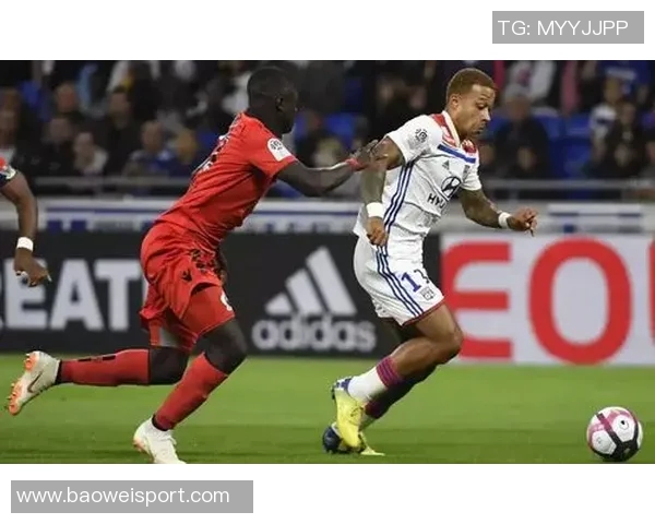 布歇表现出色半场砍下17分7板正负值高达23助球队领先 布歇表现出色半场砍下17分7板正负值高达23助球队领先