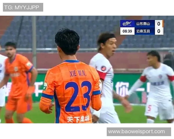 泰山队第72分钟进攻失误谢文能传中直接飞出底线引发球迷失望 泰山队第72分钟进攻失误谢文能传中直接飞出底线引发球迷失望