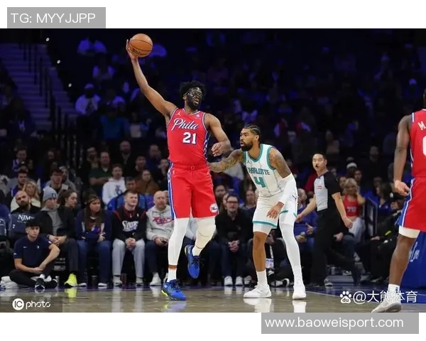 乔治恩比德参与3对3训练展现流畅移动与顶级投篮技巧 乔治恩比德参与3对3训练展现流畅移动与顶级投篮技巧